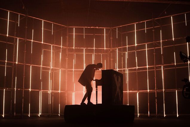 Сыграют со светом: O.Torvald показали яркие фото со съемок нового клипа