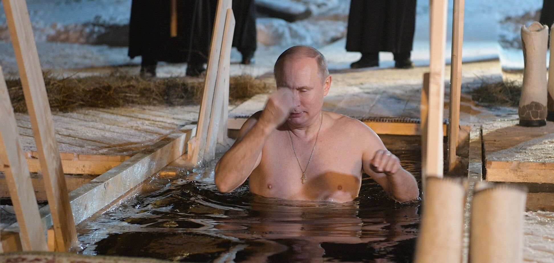 'Сома на черв'ячка ловить?' У мережі висміяли показне купання Путіна в ополонці