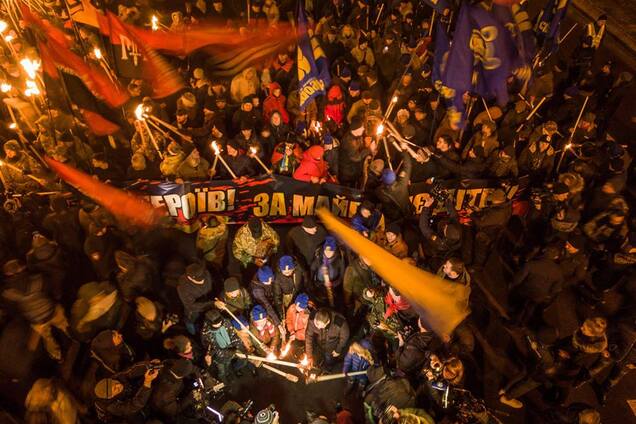 Марш на честь Бандери в Києві: з'явилися яскраві фото смолоскипної ходи з дрона
