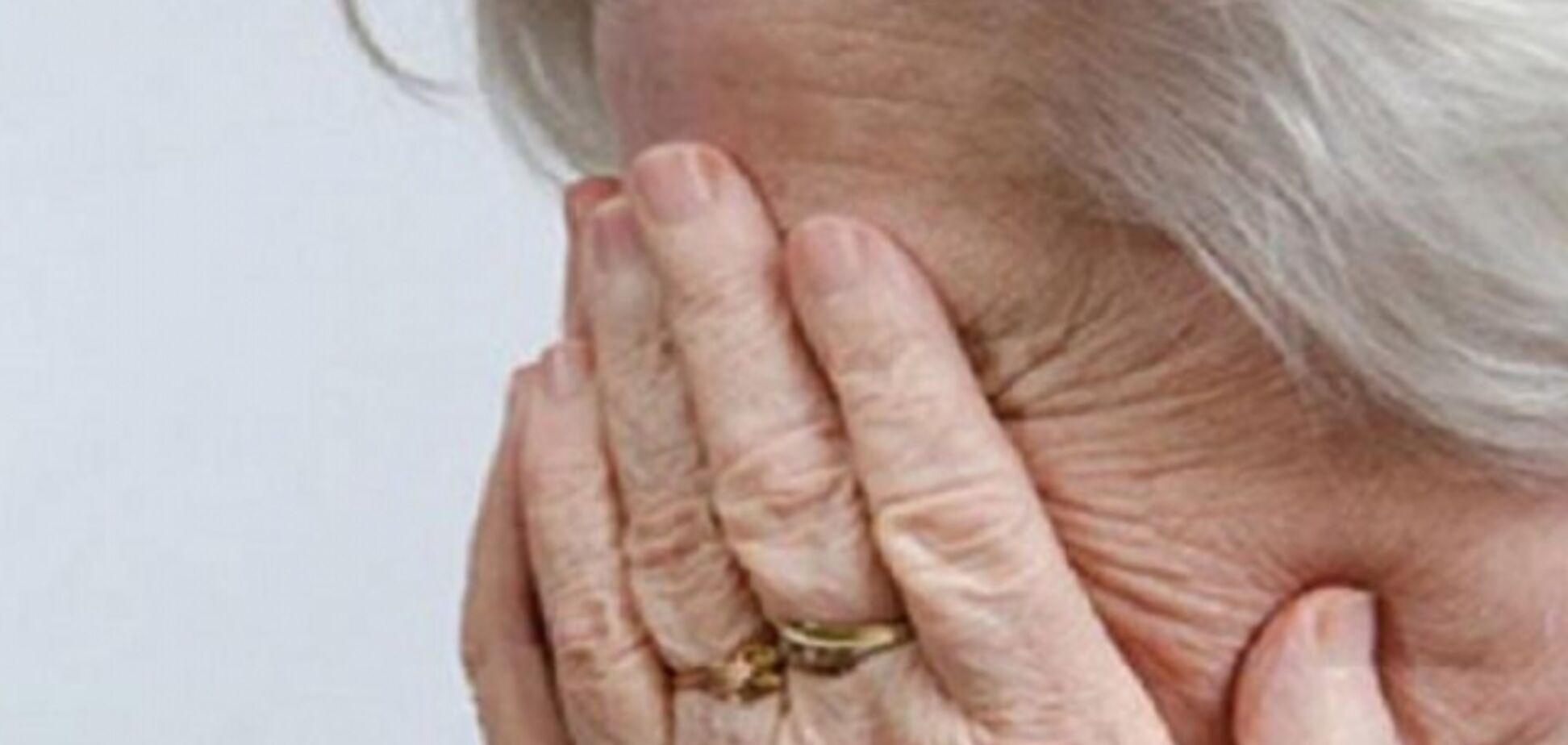 Закрыла рот и 'обчистила': на Буковине пенсионерка цинично ограбила старушку