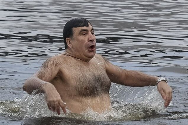 "Хоть бы свитер снял мохеровый!" В сети жестко высмеяли купание Саакашвили в проруби