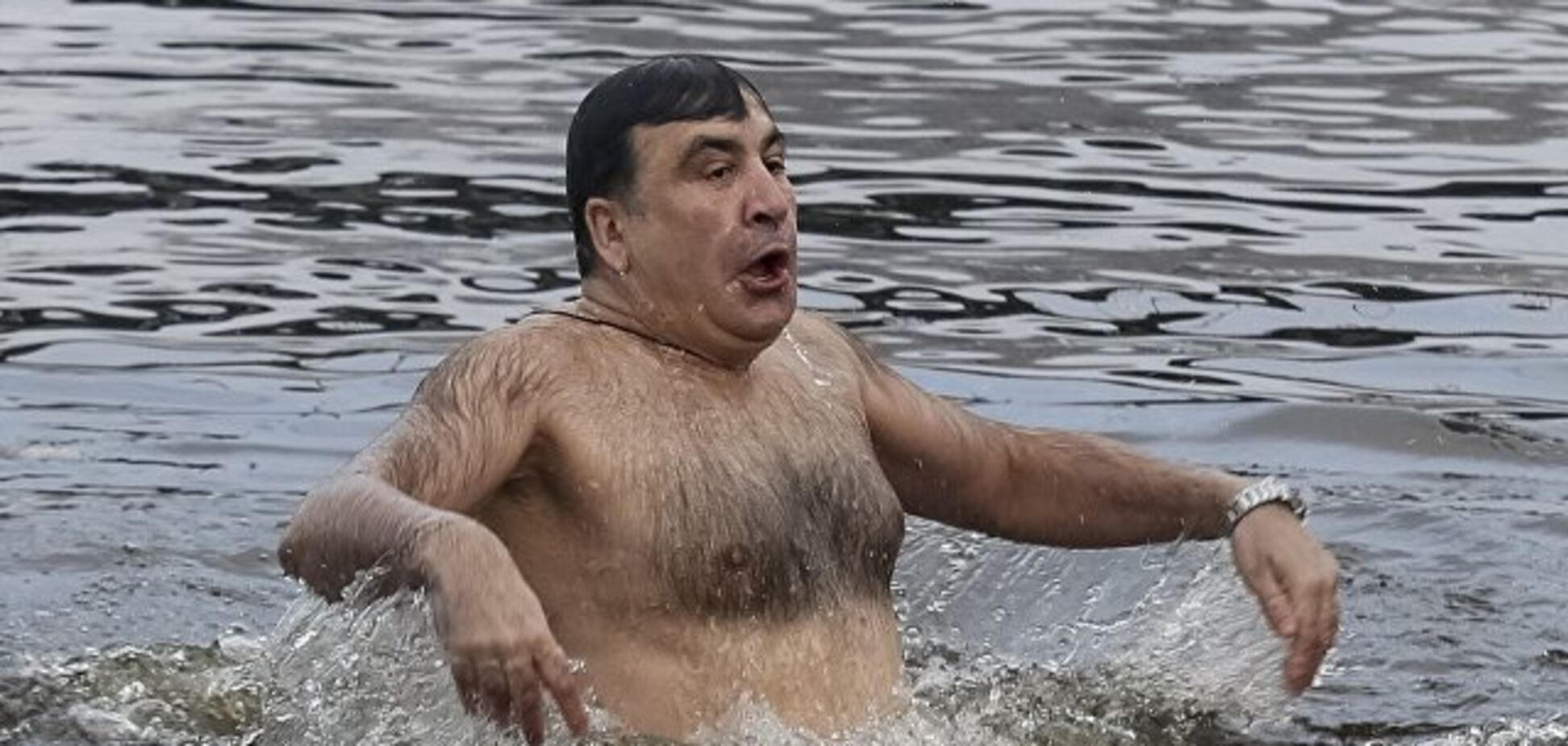 'Хоть бы свитер снял мохеровый!' В сети жестко высмеяли купание Саакашвили в проруби