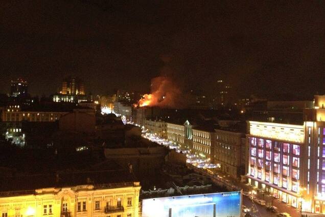 'Старий Київ продовжує згоряти': старовинну будівлю столиці охопив вогонь