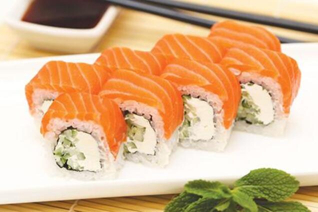 Любитель суші витягнув із себе гігантського черв'яка