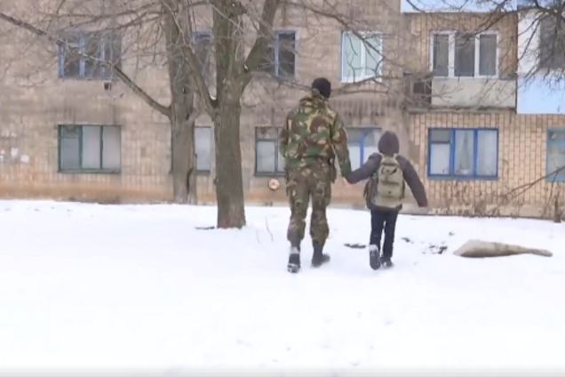 Видео спасения бойцом АТО ребенка после обстрела на Донбассе растрогало сеть