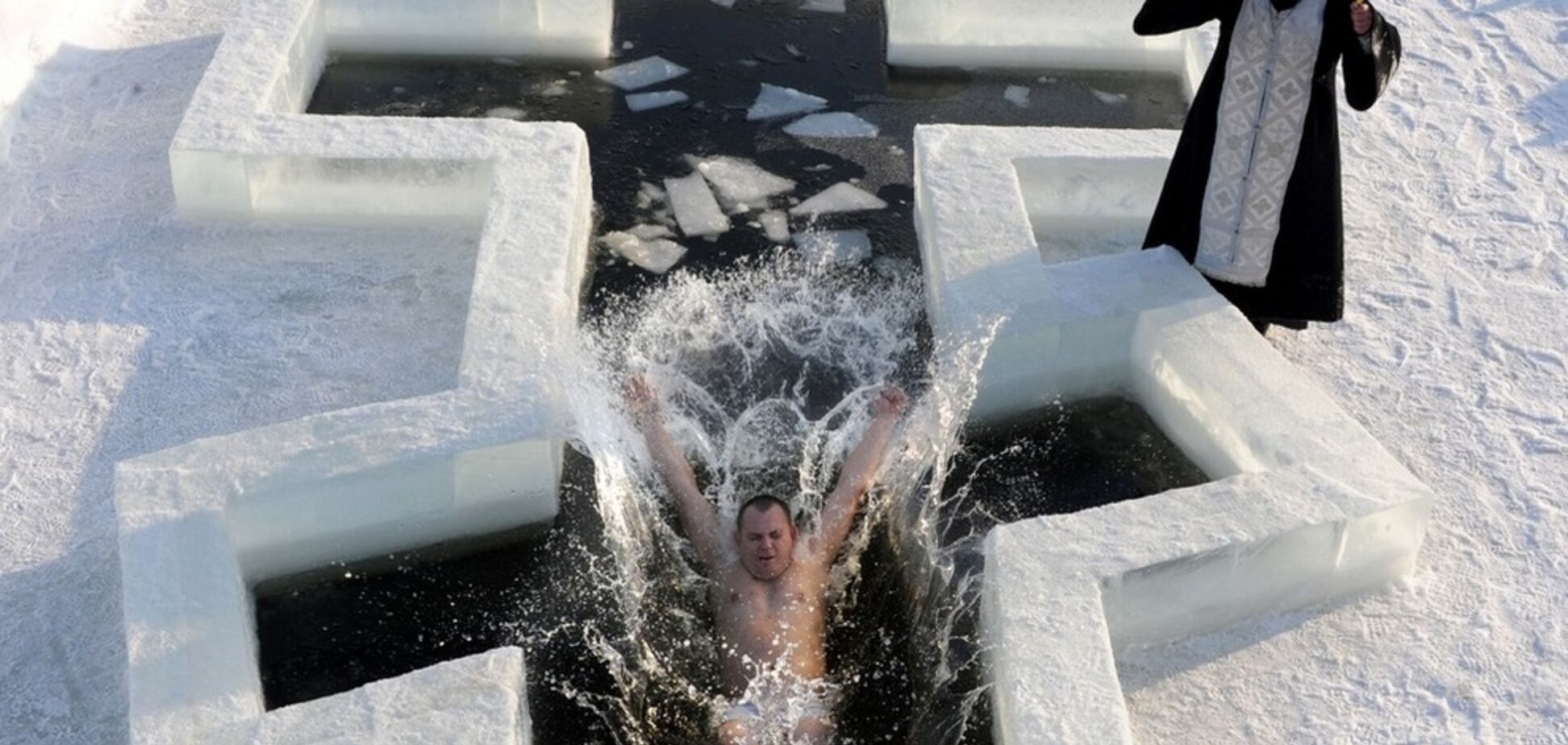 Це не фотошоп! Вбрання українського мера на водохресних купаннях довело мережу до сліз. Фото