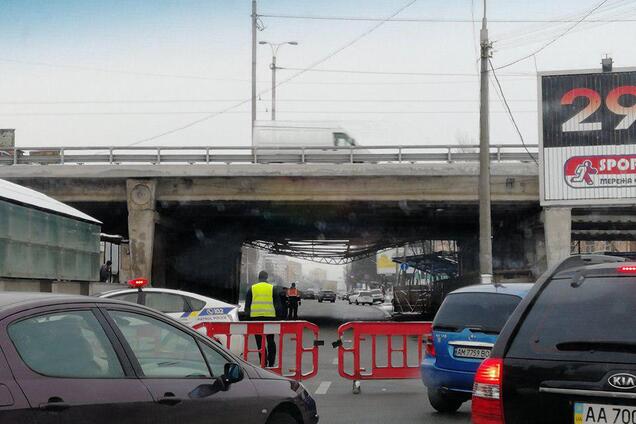 В Киеве провисла часть моста: все подробности