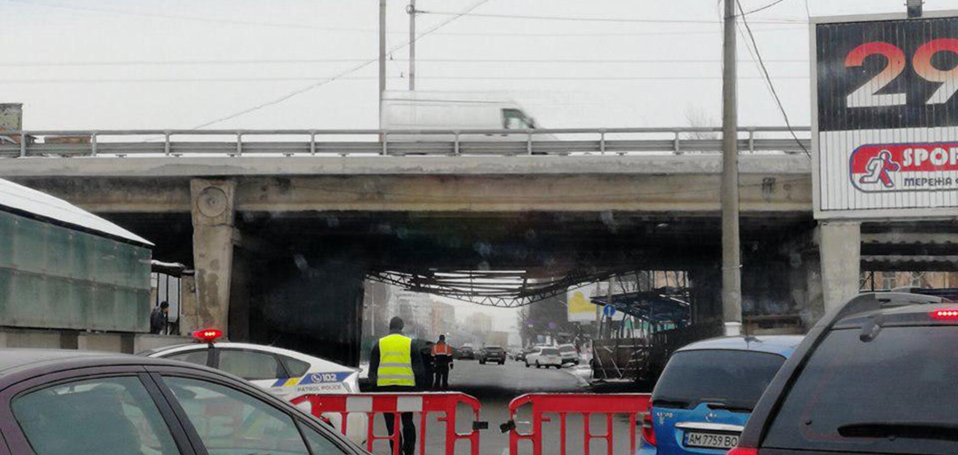 У Києві провисла частина моста: всі подробиці