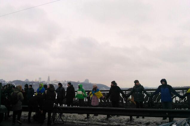 В Киеве живой цепью соединили два берега: опубликованы яркие фото и видео