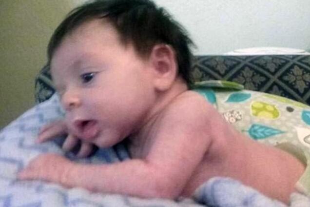 Не хотіла прощатися: моторошна фотосесія матері з мертвою дитиною шокувала мережу