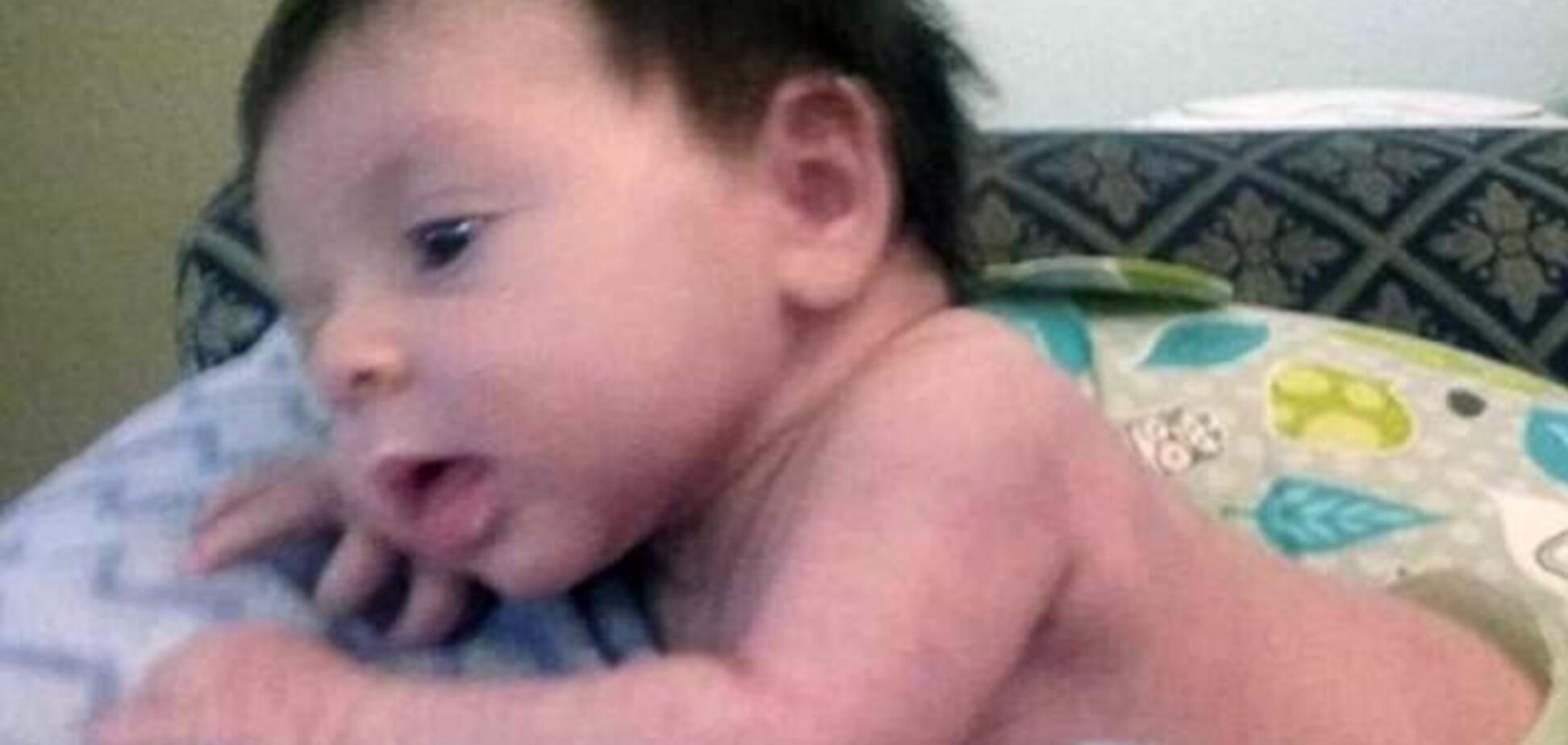 Не хотела прощаться: жуткая фотосессия матери с мертвым ребенком шокировала сеть