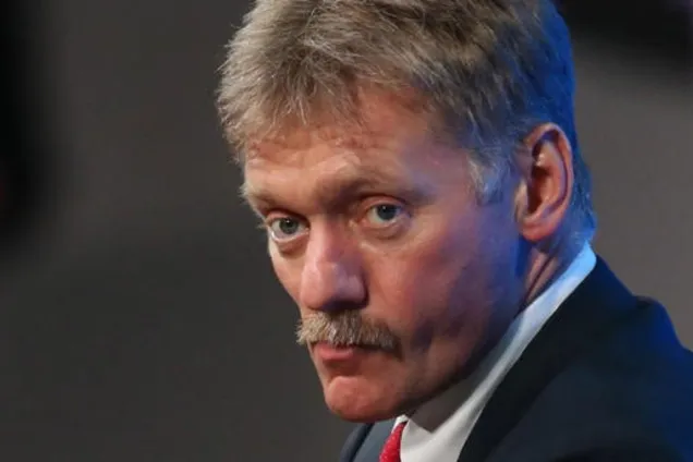 Песков взбесил россиян красными "шароварами"