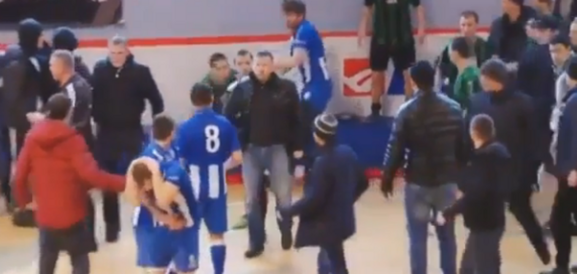 Экс-защитника 'Динамо' избили толпой на футзальном турнире в Ужгороде: опубликовано видео инцидента