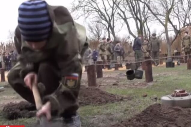 Готують смертників? У Криму окупанти вчили дітей встановлювати міни