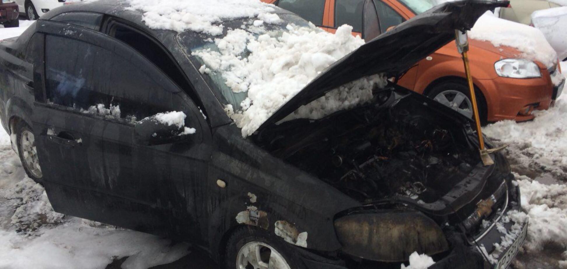 В Запорожье днем на автостоянке произошел пожар