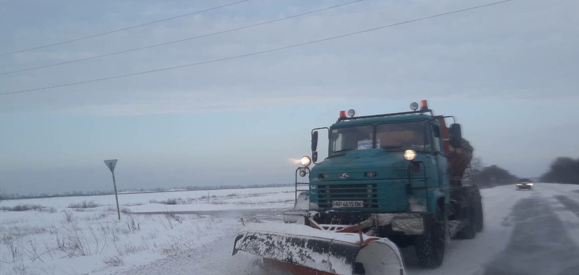 В Запорожской области национальную трассу закрыли из-за снежных заносов (ФОТО)