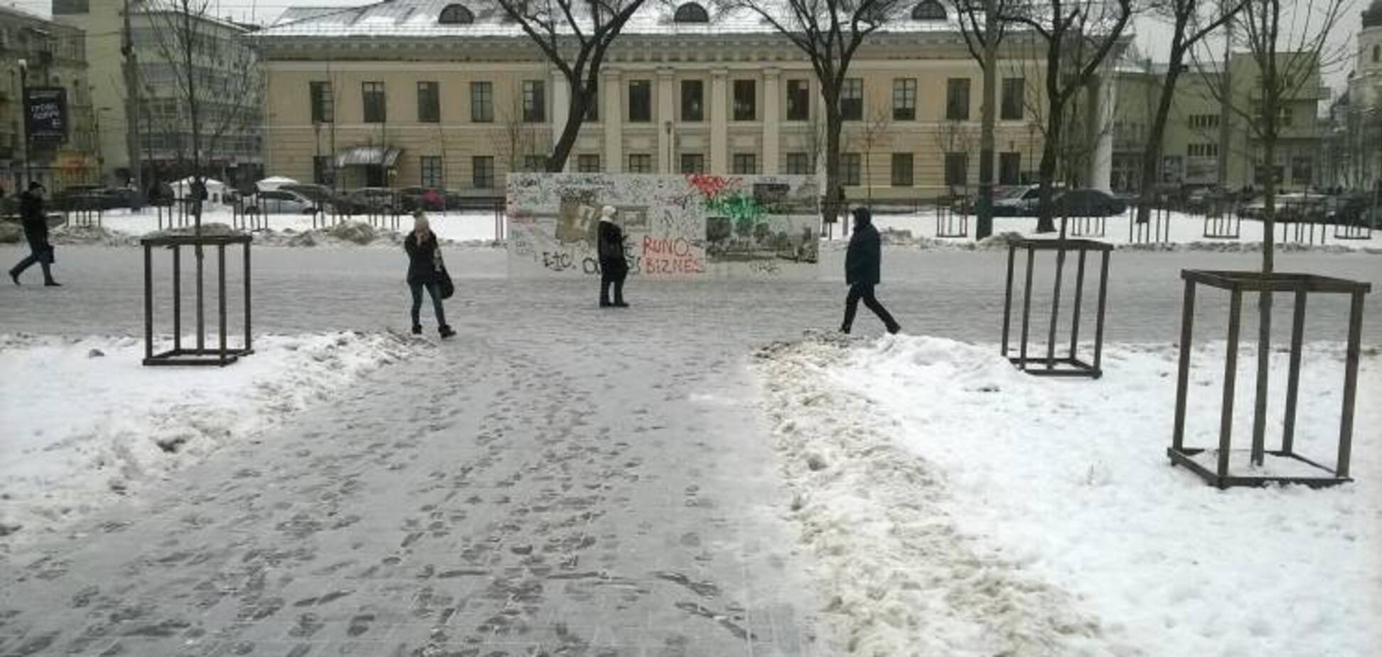 У Києві вандали понівечили Контрактову площу: опубліковані фото