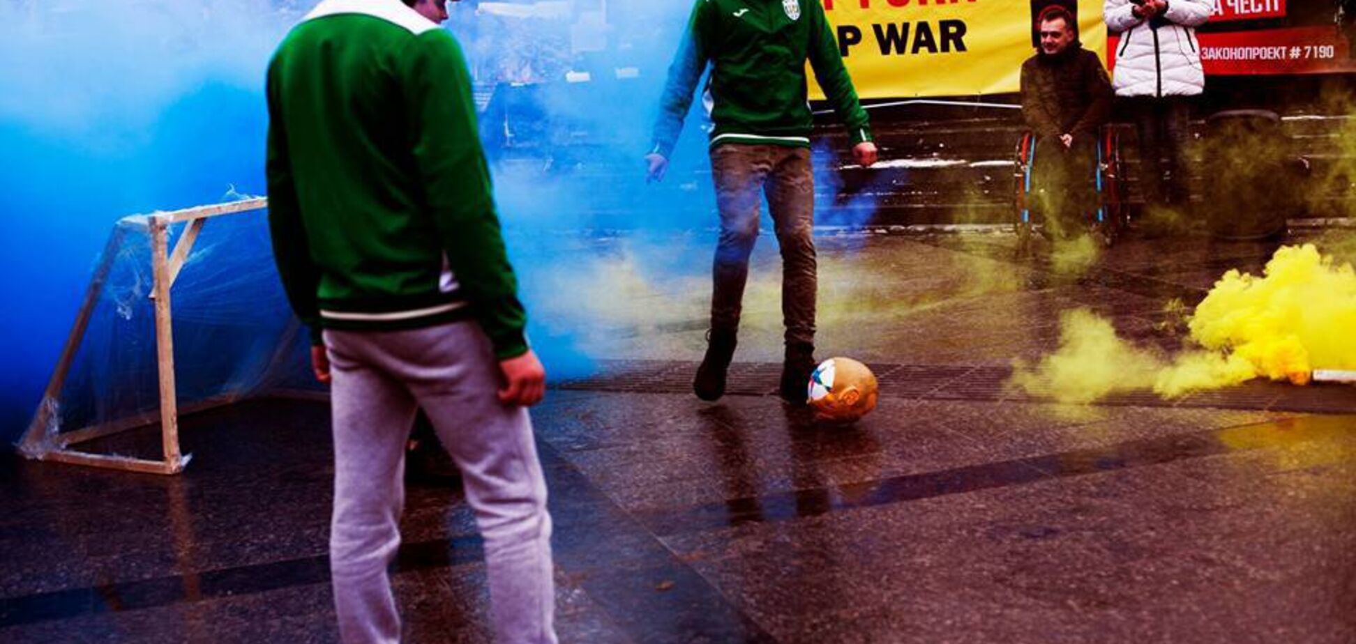 Бойкот ЧС-2018: вболівальники зіграли у футбол 'головою' Путіна - опубліковані фото