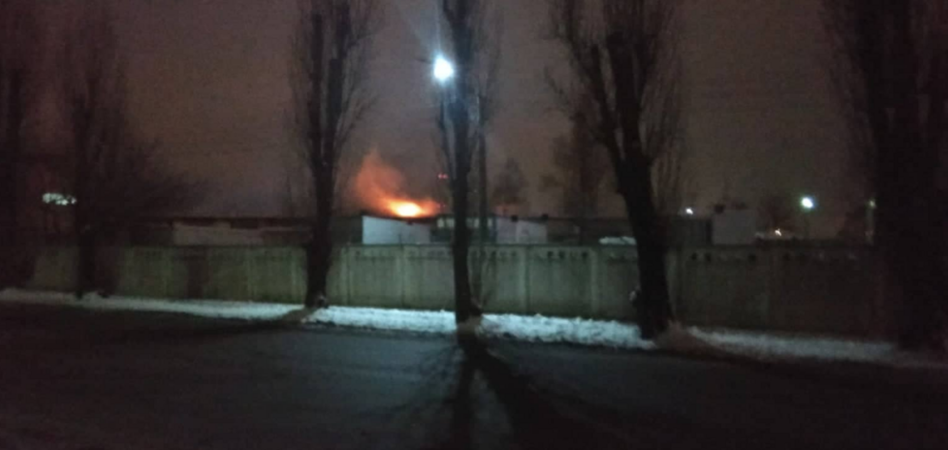 На Выдубичах в Киеве произошел пожар: опубликовано видео