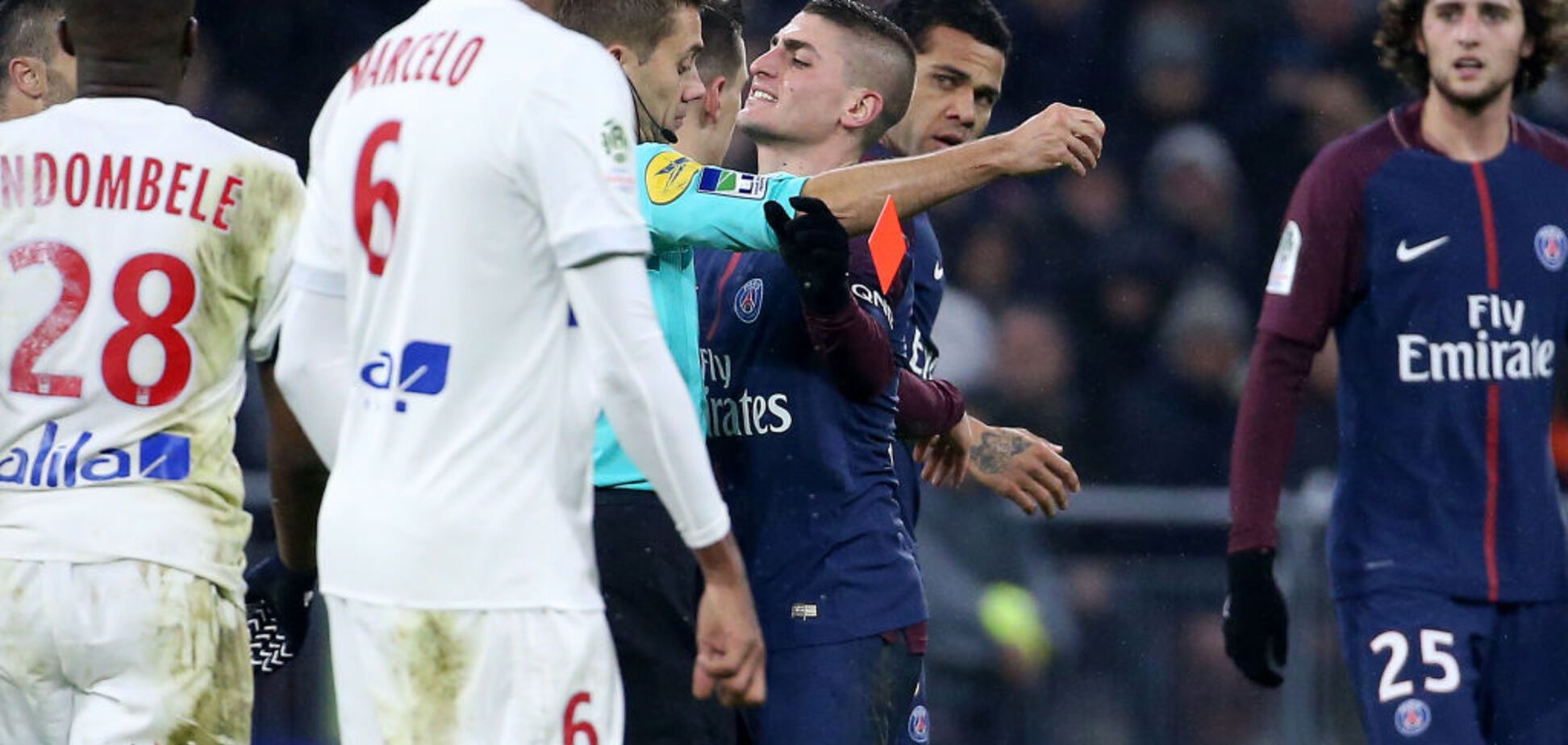 'Не собираюсь прогибаться!' Звезда мирового футбола взбесился из-за удаления