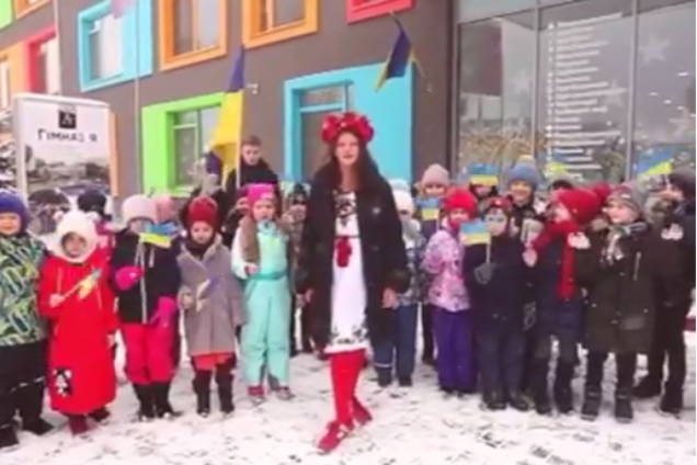 Дочь игрока 'Шахтера' в вышиванке вызвала восторг трогательным стихом об Украине: опубликовано видео