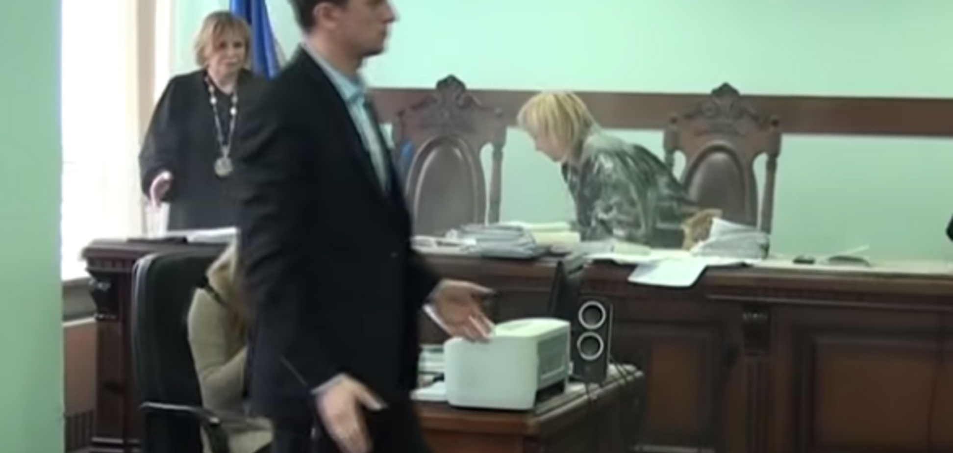 'Мы должны бороться': в Киеве судью обсыпали мукой на заседании