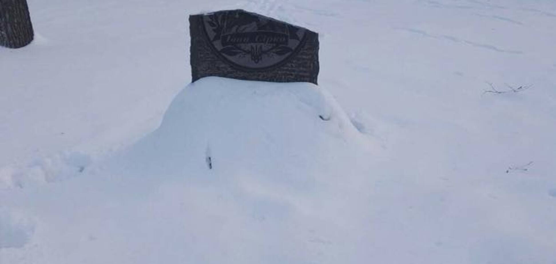 По-звірячому, під покровом ночі: у Харкові поглумилися над пам'ятником отаманові