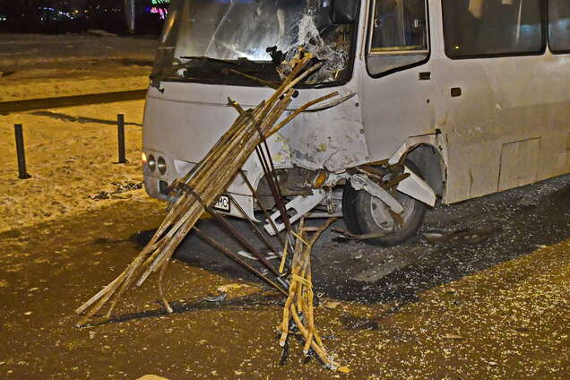 В Киеве водитель маршрутки устроил ДТП и выгнал на мороз пассажиров