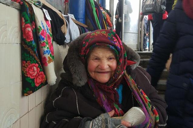 Не сидить із простягнутою рукою: мережу зворушила бабуся в метро Києва