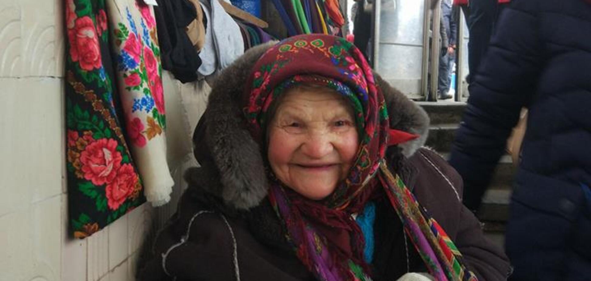 Не сидить із простягнутою рукою: мережу зворушила бабуся в метро Києва