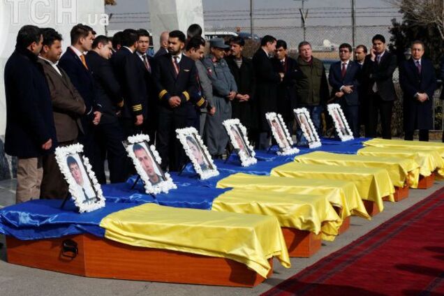 Гробы и флаги Украины: в Киев прибыл спецрейс с телами погибших в Кабуле