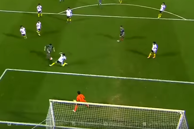 Португальский футболист забил крутой гол, разбросав защитников финтами, как на PlayStation: видео шедевра