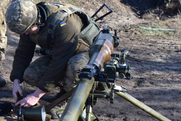 Припинення вогню немає: терористи поранили бійця АТО на Донбасі