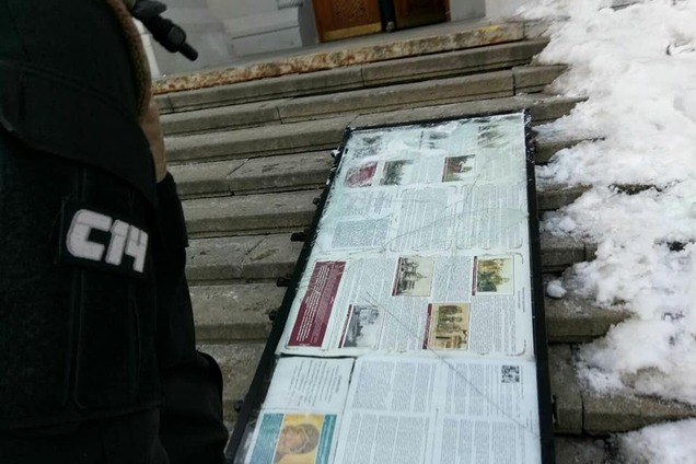 Стенд часовни УПЦ МП в центре Киева демонтировали и выбросили на помойку
