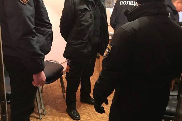 Діяли на залізничному вокзалі: в Києві зловили банду поліцейських- 'перевертнів'