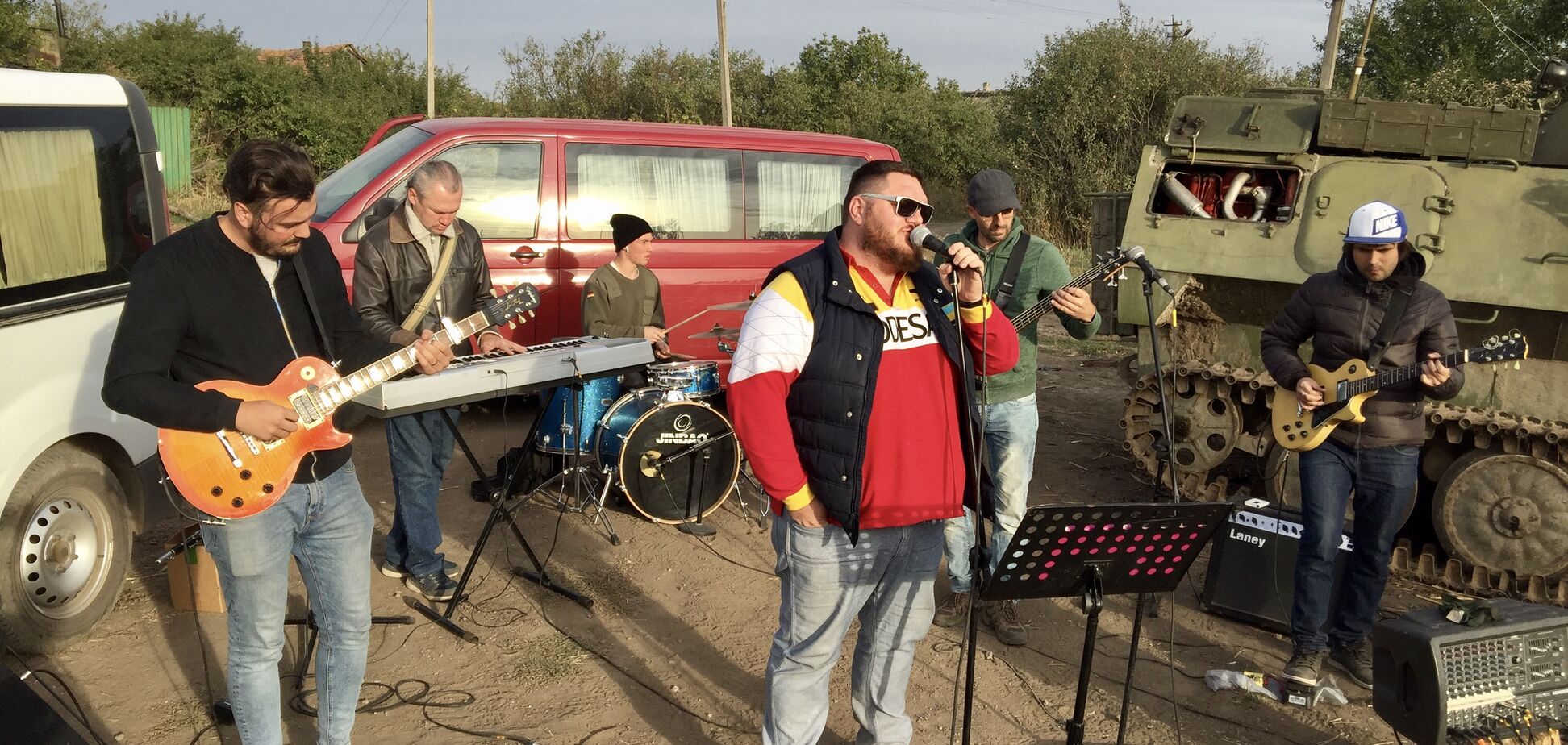 Увидев колонну с “грузом 200', уже четыре года ездим на Донбасс – музыканты из США