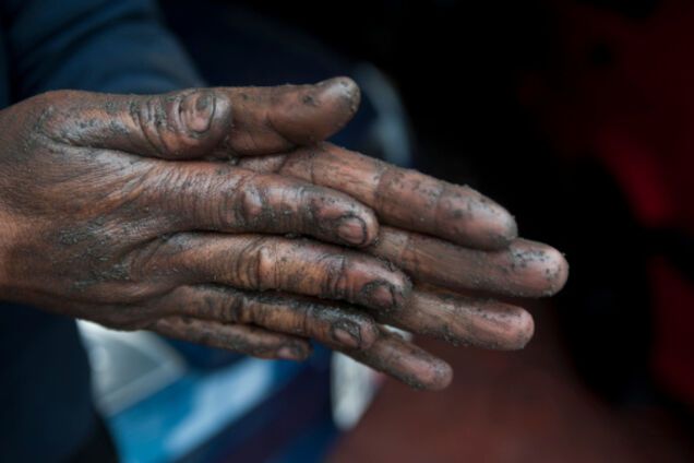 Під Дніпром працівниця школи руками розкладала їжу дітям: сплив важливий момент