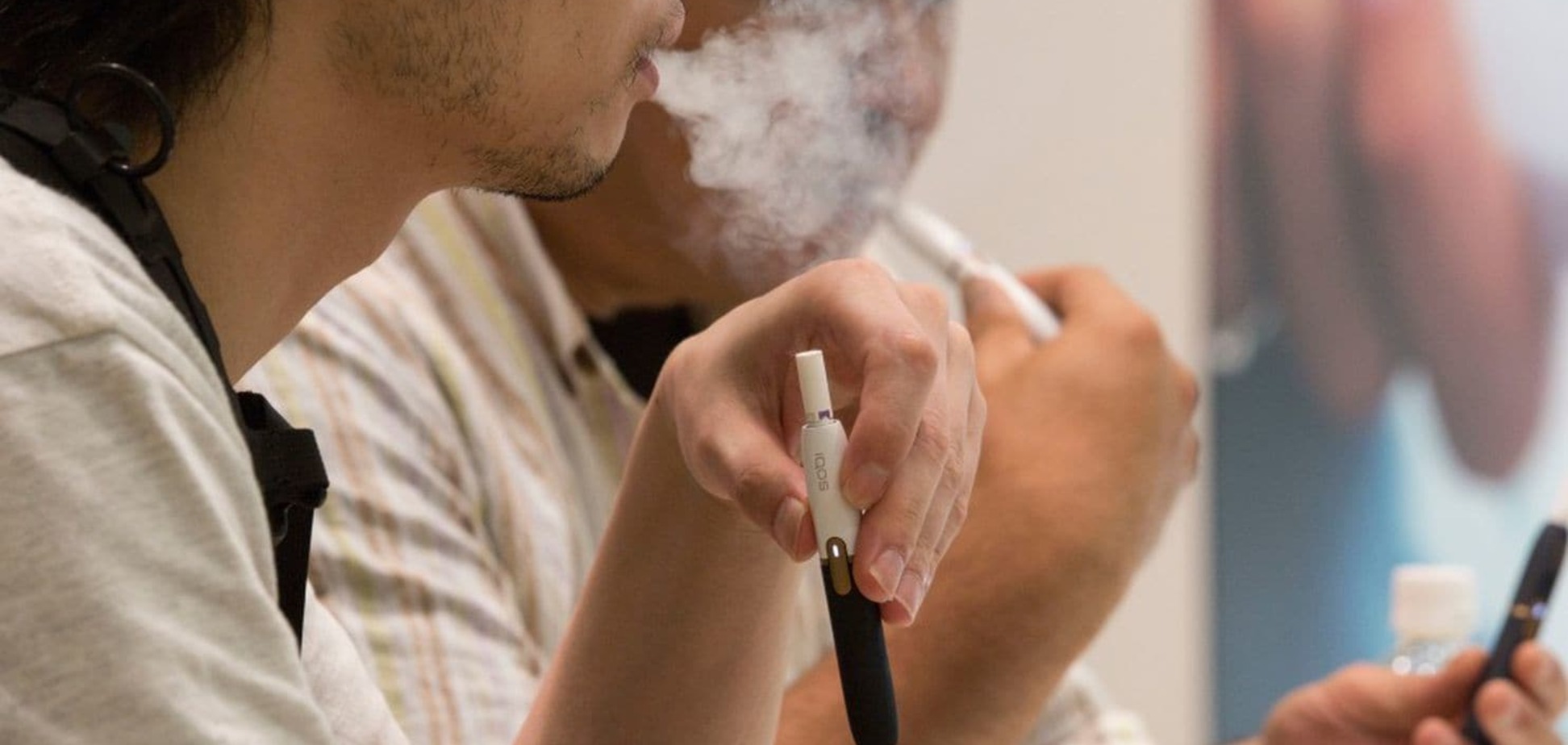Система нагревания табака IQOS выделяет гораздо меньше вредных веществ, чем сигареты - эксперты