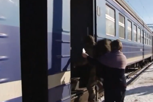 Вниз головой: на Житомирщине произошел жуткий инцидент с пенсионером в поезде