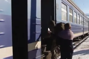 Униз головою: на Житомирщині стався страшний інцидент з пенсіонером у потязі