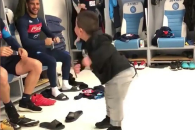 Юний італійський фанат розірвав мережу, потрапивши до роздягальні зоряних футболістів: опубліковане яскраве відео