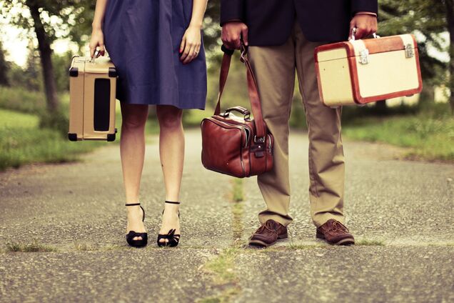 Почти половина украинцев собрались уехать за границу ради денег