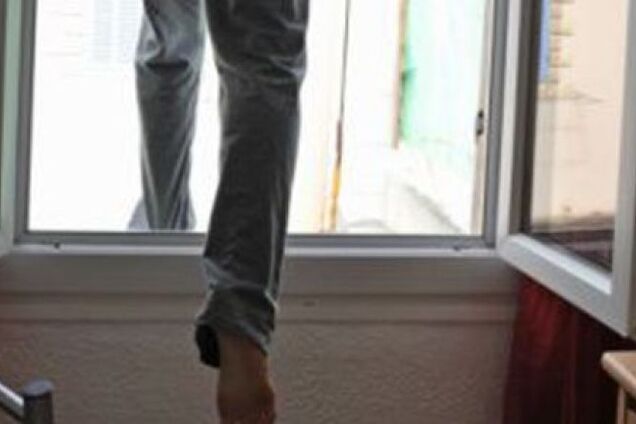 Успели схватить за ногу: в Днепре героически спасли самоубийцу