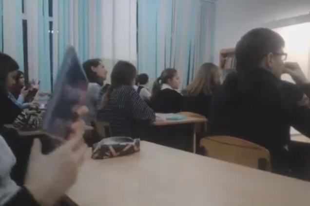 В российской школе спели оду Путину