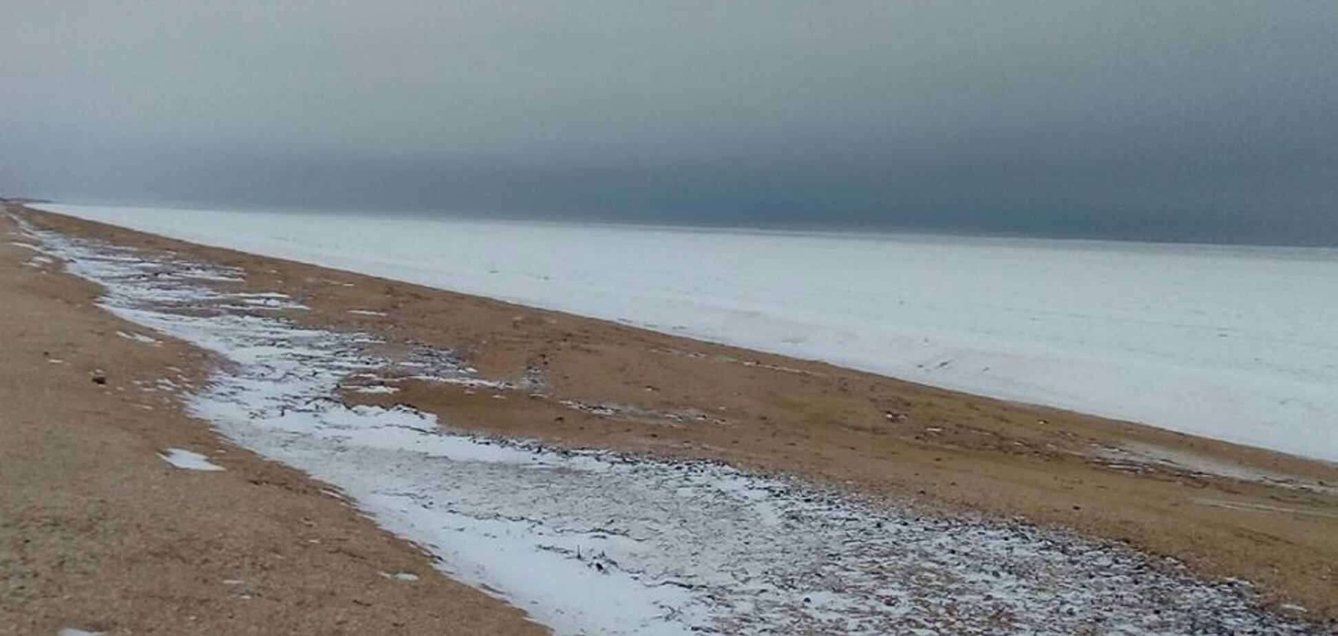 На Херсонщині море покрилося льодом: опубліковані вражаючі фото та відео
