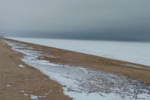 На Херсонщині море покрилося льодом: опубліковані вражаючі фото та відео