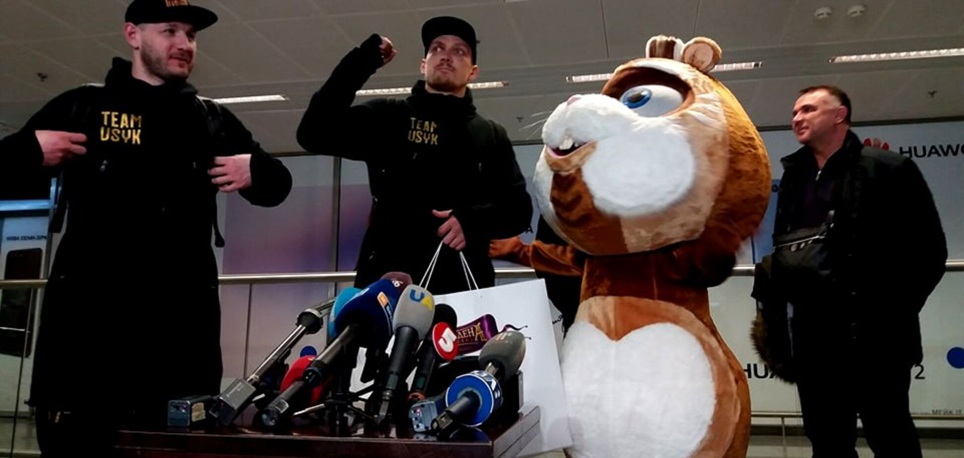 Чемпіон повернувся! Усику влаштували грандіозний прийом по прильоту до Києва: опубліковано відео