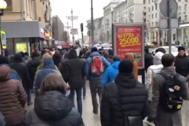 'Путин - ху*ло' спели прямо в центре Москвы: яркое видео