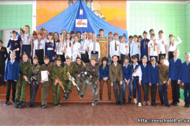 В сети рассказали, как оккупанты 'воспитывают' школьников в Луганске