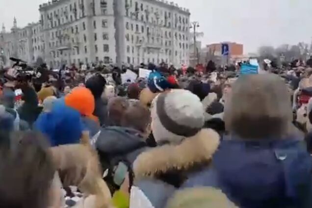 'Кто не скачет, тот чекист': появилось забавное видео с митинга против Путина в России